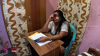 इंडियन स्टूडेंट क्लासरूम डेस्क पर मिल्फ टीचर को कड़ा बांग करता है