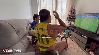 Med brazilsko tekmo se je spremenila v poredno kurbo, ki kaže svoje velike joške. Njene rjave lase so se zibale, ko je dražila vse gledalce.