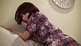 僕の日本ガールフレンドのスレンダーボディがハードに突かれるの見て - 花田真央 1