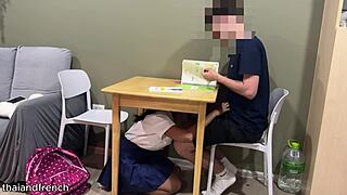 Takže táto 18-ročná thajská študentka dáva svojmu anglickému učiteľovi divoký footjob a viac