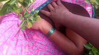 इंडियन ब्यूटी आंटी पॉर्न वीडियो में बिग बूब्स शो करती है। स्टीमी डॉर्म एनकाउंटर अनफोल्ड होता है।