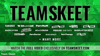 Kjærlighetsleksjoner disiplinert til cum inside stemor