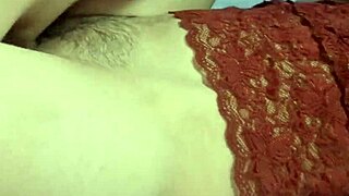 Τελειώνει στην τριχωτή πουτσούλα τόσο καυτή, δεν θα το πιστέψεις!