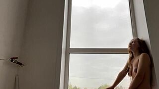 Genç cesur halka açık mastürbasyonla geçenleri baştan çıkarıyor pencere yanında