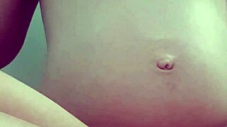 Ciężarna laska oddaje się solowej zabawie z mokrą cipką