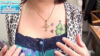 Hei, ser du denne japanske skjønnheten dekket i klebrig rot?