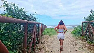 Tvegana javna ročna masturbacija na ulici z osupljivo rdečelasko, ki jo ujamemo pri samozadovoljevanju