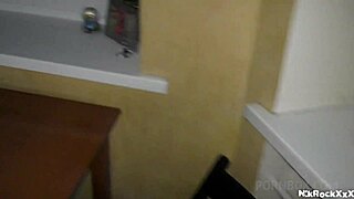 Nachtelijke inbreker neukt slapende schoonheid met ruwe dominantie en cumshot