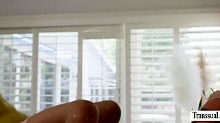 Questo Gigante Strappa il Culo Stretto della Trans con Potenza Bruta