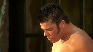 Rayveness, bruneta cu țâțe mari, suge și fute pula aia tare afară.