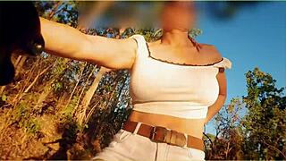 Milf audacieuse exhibe ses seins lors d'une balade à vélo publique.