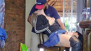 Kuumat blondit huoraavat ja squirtavat kovaa höyryisissä kuntosali-sessioissa.