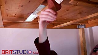 Enorme zaadlozing van student onder melktafel in cosplay