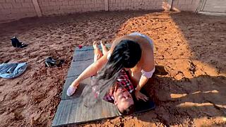 कोलंबियाई बीबीडब्ल्यू विशाल टिट्स और गैंड के साथ बार्न में काउबॉय को जोर से बांग करती है आउटडोर सेक्स और स्क्वर्ट के लिए