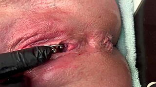 Tření piercingovaného klitorisu v latexových rukavicích s proudem moči