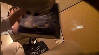 ヘイ、日本の秘密のマッサージパーラを隠しカメラで見てみたことある？ワイルドだよ！