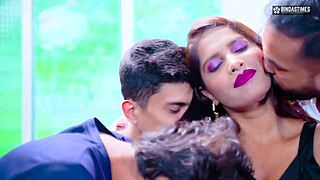 देसी सुपरहॉट गर्लफ्रेंड्स का पहला गैंगबैंग और चेहरे पर कई कमशॉट्स