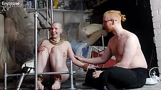 Stalen pony apparaat bindt haar voor meedogenloze orgasmes en intense straf.