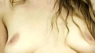 छोटी 18+ भूरी मिल्फ लंड पर चढ़कर हर पल का मजा लेती है