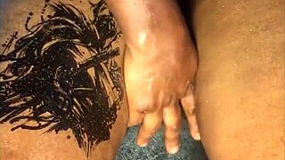 Mand, lår-fuck med håndjob og fingering føles vanvittigt på hendes kurvede lår