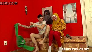 كس مسلمة ساخنة تتمنيك قوياً من ستود متحرق