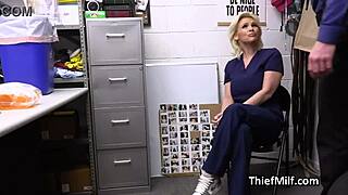 Fut asistentă cu sâni mari pentru furt de medicamente