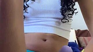 Apró tinilány mutatja duzzadt punciját, játszik vibrátorral és bugyival! 😍