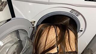 Stepsora blocată în mașina de spălat pentru acțiune POV brutală