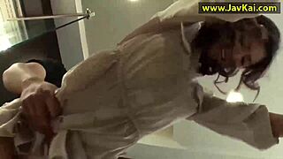 जेव स्टार युमा असामी बिग टिट्स शो करती है वाइल्ड सीन में लिक होते हुए।