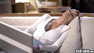 Prisegam, hardcore jebanje me drži. Moja MILF mačeha Pristine Edge se strinja s pastorkom.