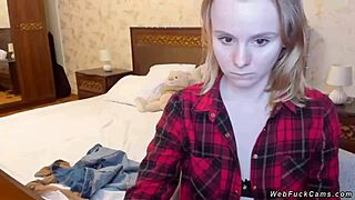 Amaterska mlada 18+ camgirl draži v nedrčku in majici na spletni kameri