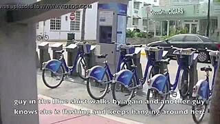 Helena Price taquine avec des flashes de chatte publique dans des aventures upskirt. Ses mouvements audacieux stupéfient les spectateurs.