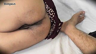 Maćeha gleda film sa mužem u udobnom okruženju.