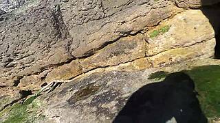 Prostituée africaine se montre sur la plage nudiste