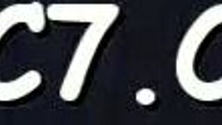 Kužna žena rogarji svojega nevednega moža z grobim neznancem v postelji