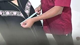 خياط يستخدم سيدة محجبة أثناء قياس البلوزة