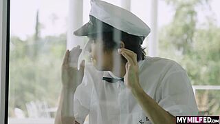 MILF Quente Paris The Muse Pega Leitero Gozando no Doggy Style!