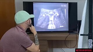 קורנו לוקח את אשתו לרופא נשים מפוקפק לבדיקת אולטרסאונד. דברים נהיים מוזרים בבית החולים.