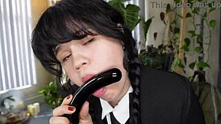 Wednesday Addams tager kæmpe pik dybt, med Yhivi, i doggystyle og missionary, kommer over det hele