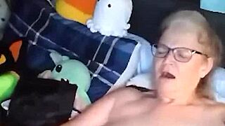 Kuuma kypsä tekee alasti joogaa sitten mastur... hups, koskettaa itseään