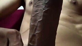 집에서 대학생 남자가 거대한 사정 해