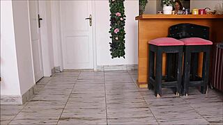 Likainen rintava mummo Mariaold pissaa ja hieroo pissaa kypsälle vartalolleen