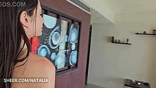 金色高跟鞋的丰满白人美女在家与伴侣享受亲密激情