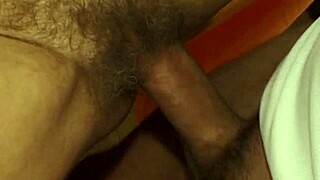 Смотри, как эта молодая 18+ бабуля в чулках ныряет в киску и страстно трахает привлекательного мужчину