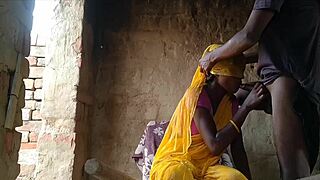 देसी इंडियन वाइफ और हसबैंड पीले शरी में घर पर हार्ड बेंगिंग करते हैं। उनका डॉगीस्टाइल सेशन इंटेंस हो जाता है।