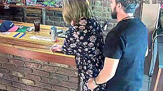 Жена болтает с парнем у бассейна на скрытой камере