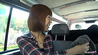 興奮してこの小柄な18歳アジアティーンを車で拾って初めてのフェラ、年上見知らぬ男と無修正JAV
