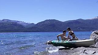 Couple ado 18+ excité chopé en train de baiser sur la plage publique, gros jet de sperme