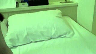 無修正ホーニー日本人美女がセクシーランジェリーコスプレでフェラ