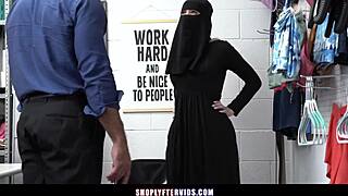 Yo, fanget denne sexy 18+ jenta som gjemmer stjålet undertøy under hijab!